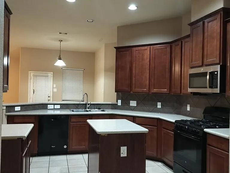 6027 Schaumburg Dr — Photo 7