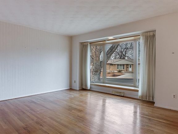 4th image of 3122 E Weaver Ave
