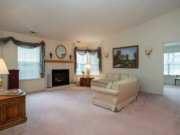 262 Glen Dr, Ridge, NY 11961