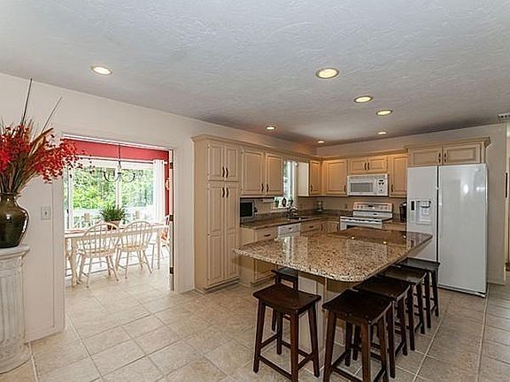 3rd image of 15 Winding Ln