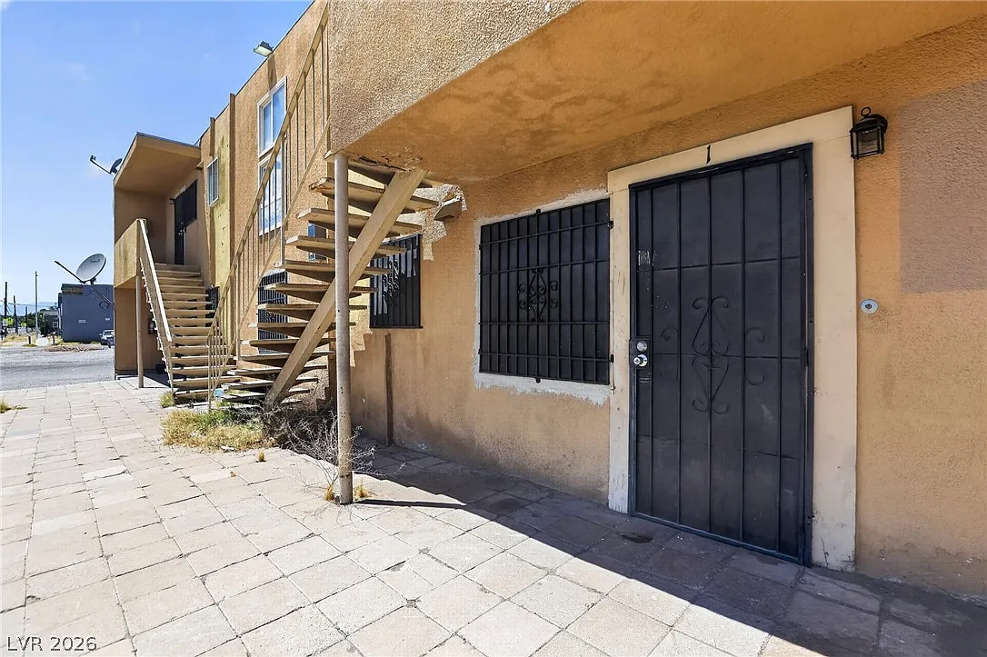 2 bed, 1.0 bath, 3540 sqft, $985 — Photo 2