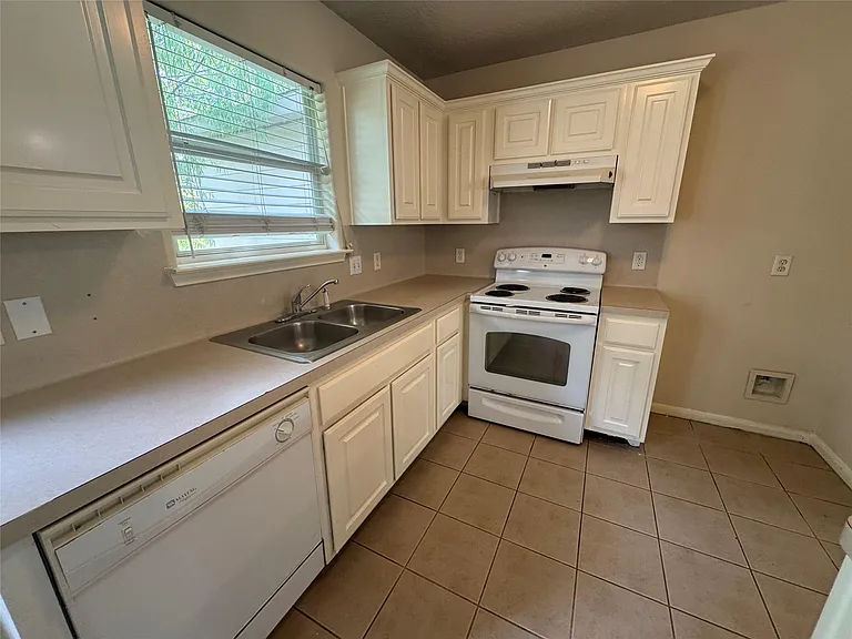 4818 Comal River Loop — Photo 16