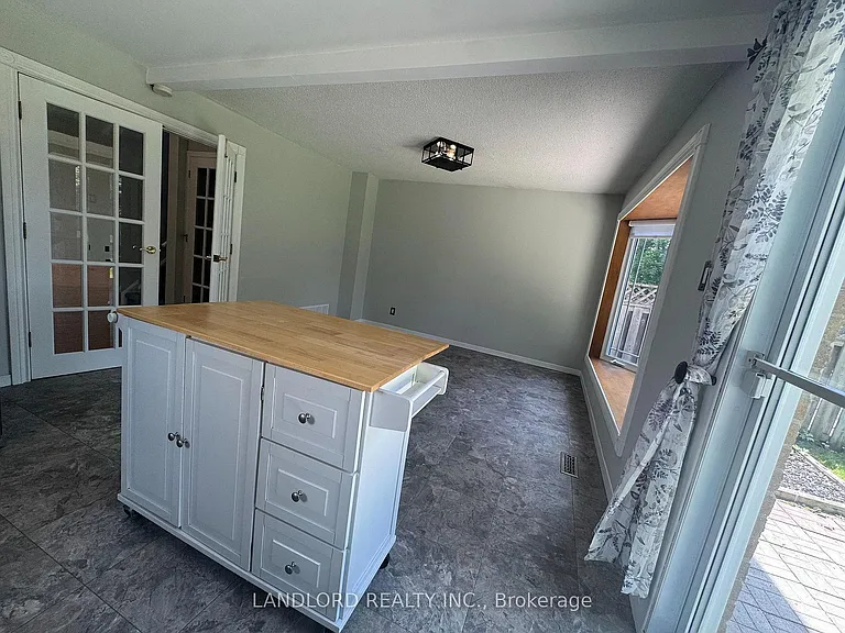 833 Laurier Ave — Photo 9