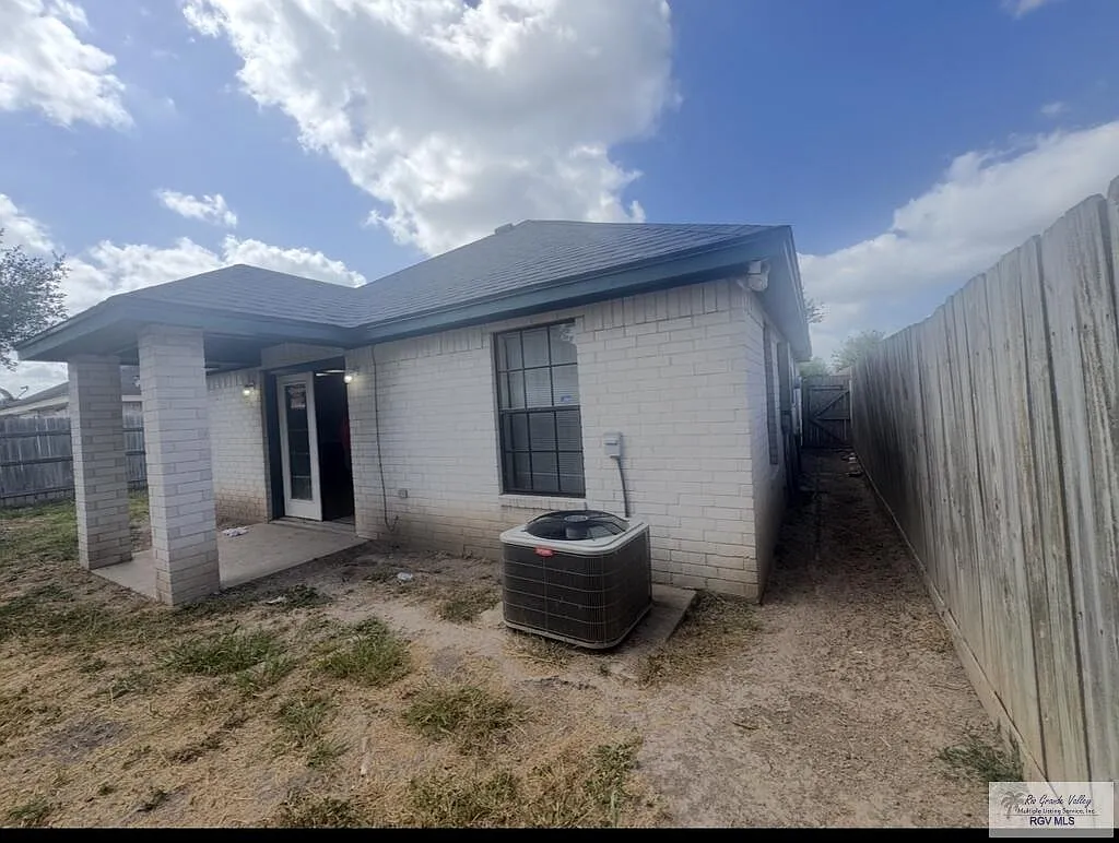 3 bed, 2.0 bath, 1100 sqft, $1,650 — Photo 4
