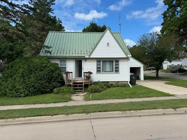 210 3rd St NE, Waukon, IA 52172