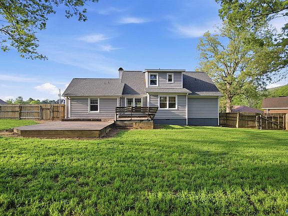 4th image of 102 Bridle Ridge Dr