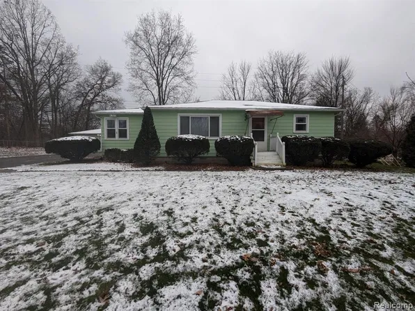 6305 Waldon Rd, Clarkston, MI 48346