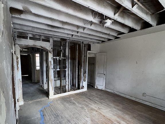 3rd image of 517 Parkland Pl SE