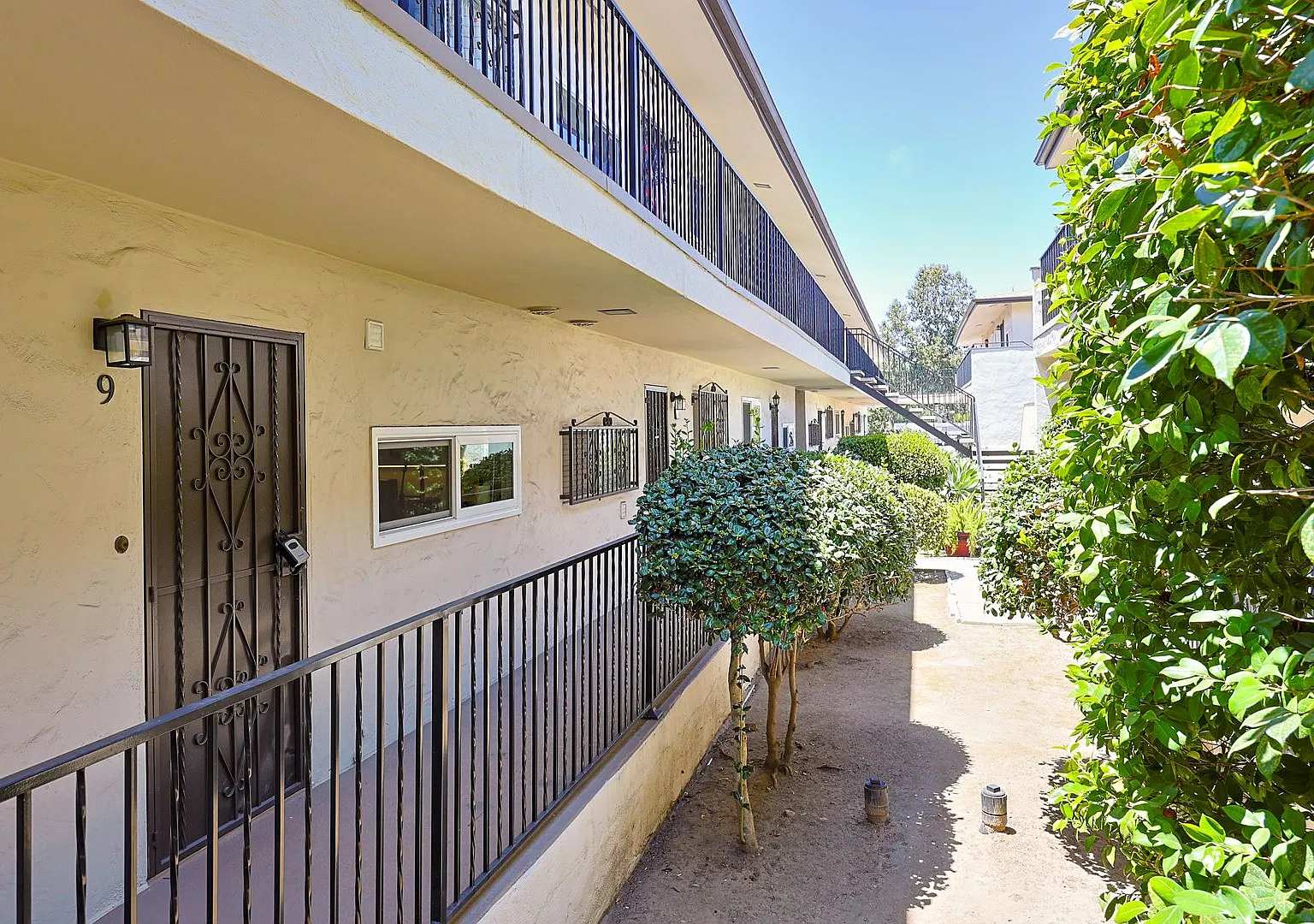 Fully Furnished 2 Bed / 1.5 Bath Condo Near Downtown La Mesa — Photo 3