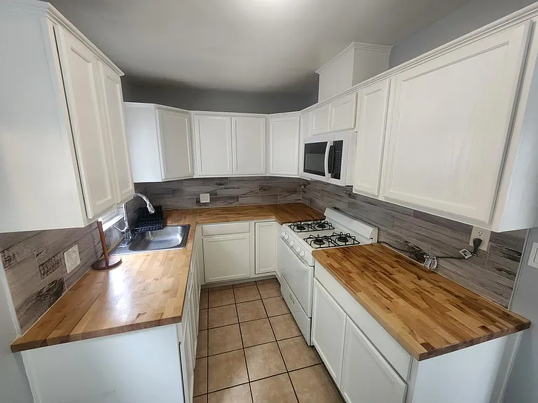 2943 Talbot St — Photo 5