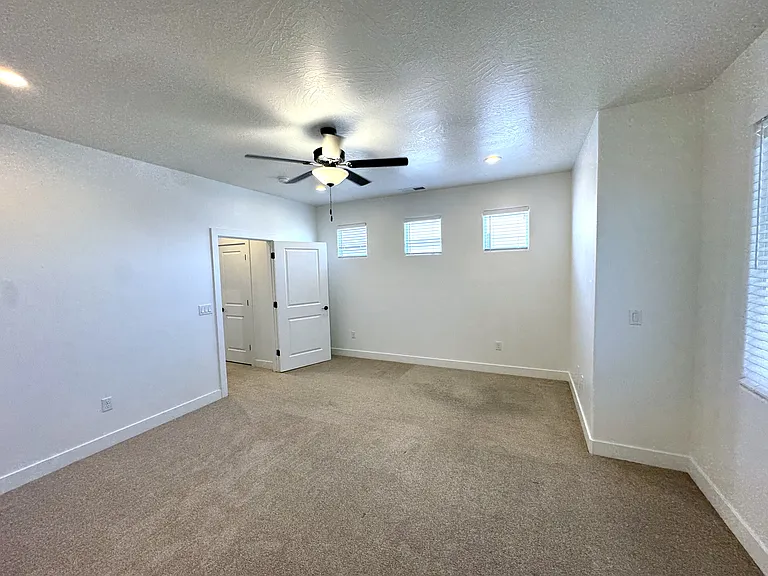 296 N 2470 W — Photo 4