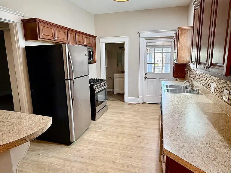 2125 Crittenden Dr — Photo 5
