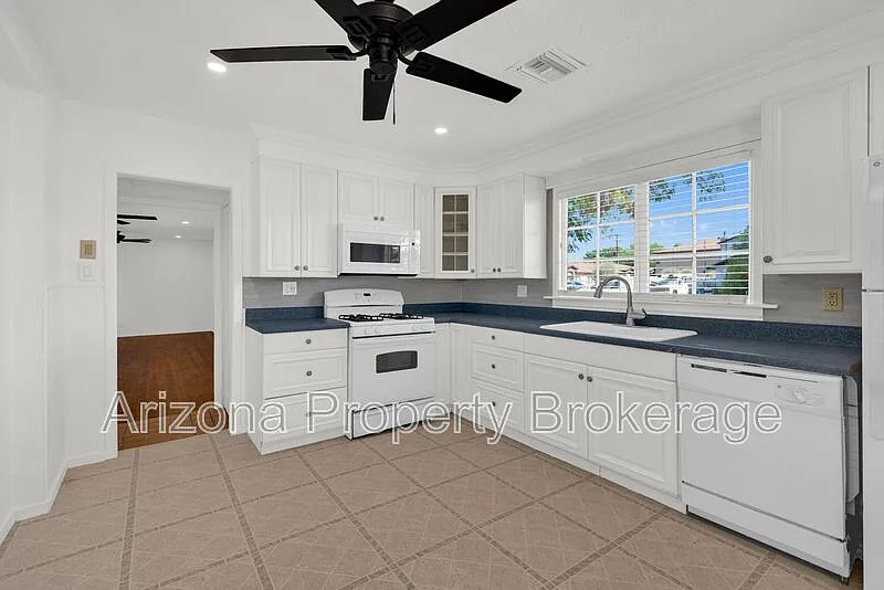 2 bed, 1.0 bath, 1350 sqft, $1,395 — Photo 4