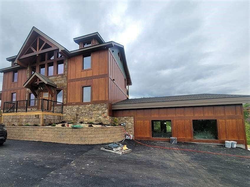 1st image of 810 Crestwood Ln