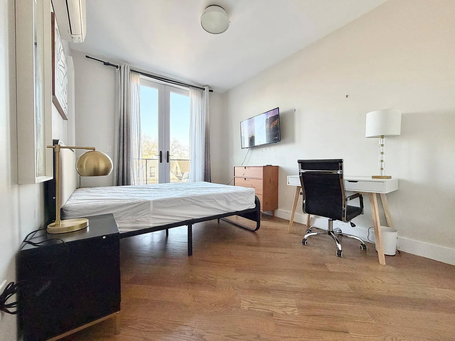 4 bed, 4.0 bath, 1100 sqft, $1,370 — Photo 2