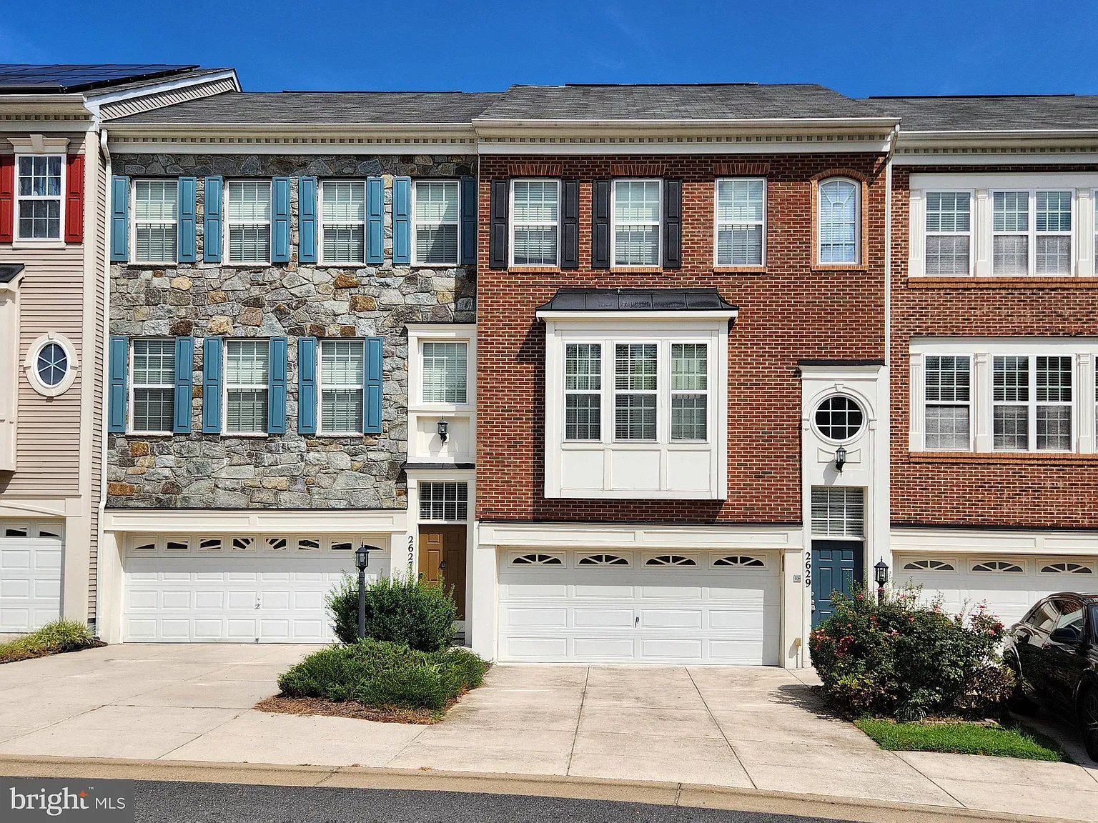 3 bed, 3.5 bath, 2403 sqft, $3,100 — Photo 1