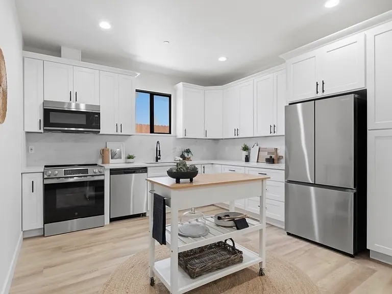4421 Phelan Ave — Photo 27