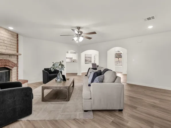 1735 Woodridge Ct, Aledo, TX 76008