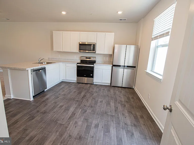 130 Willowtree Ln — Photo 32