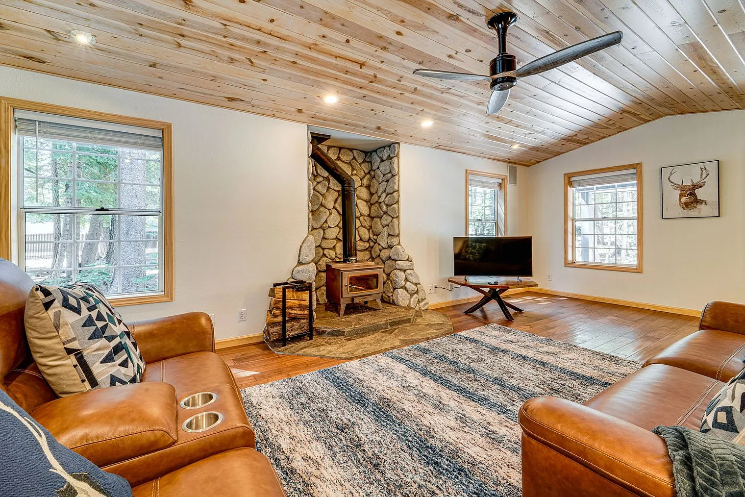 3 bed, 2.0 bath, 1646 sqft, $6,838 — Photo 3