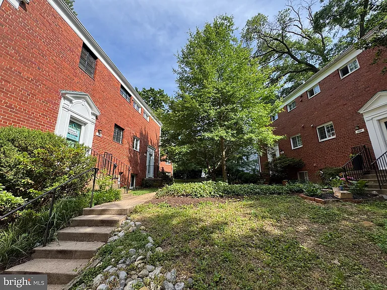 1553 Mount Eagle Pl — Photo 2