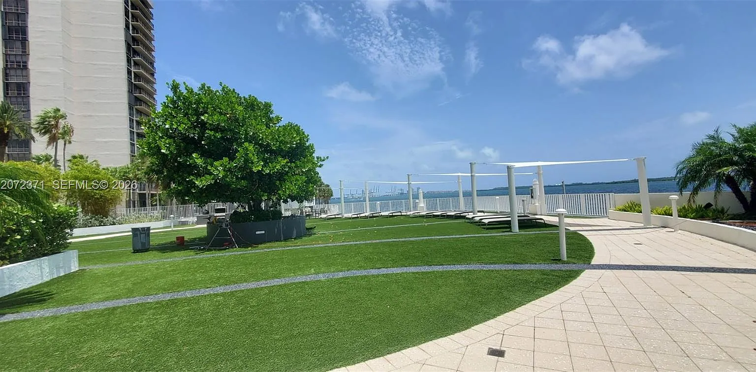 Brickell Harbour Condo — Photo 2