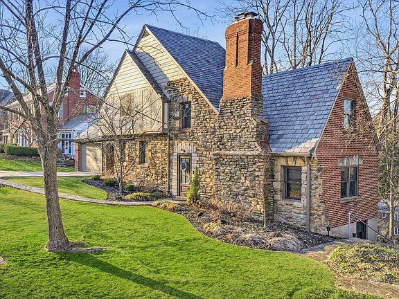 3rd image of 1054 Emerson Rd