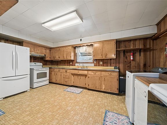 4th image of 215 S 4th St