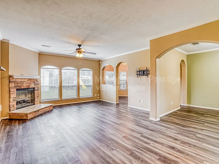 1122 Chase Park Dr — Photo 2