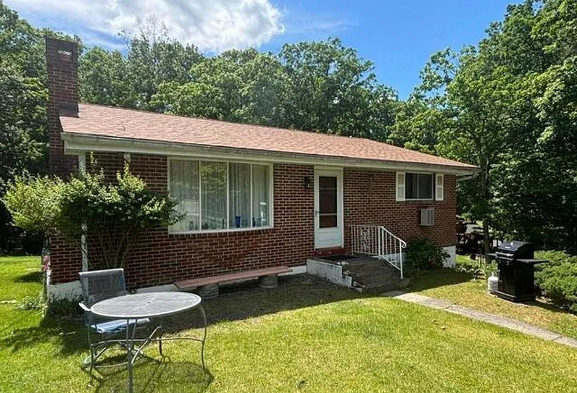 3 bed, 2160 sqft, $2,250 — Photo 1