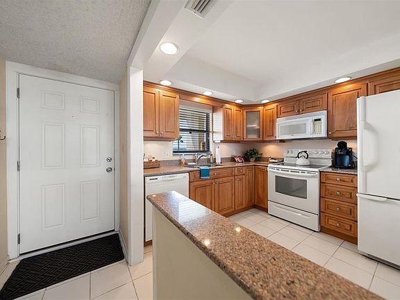 3rd image of 1230 GULF BOULEVARD #403