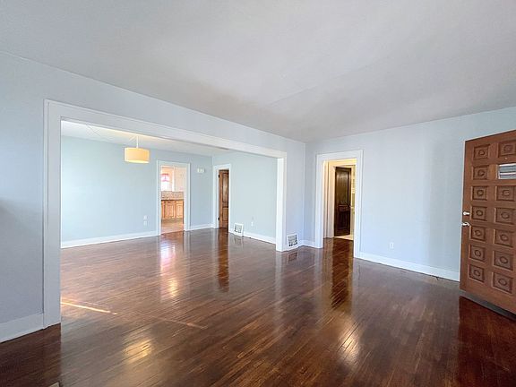 5th image of 405 Crescent Blvd