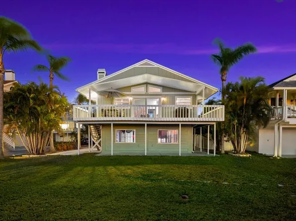 555 Gulf Dr, Crystal Beach, FL 34681