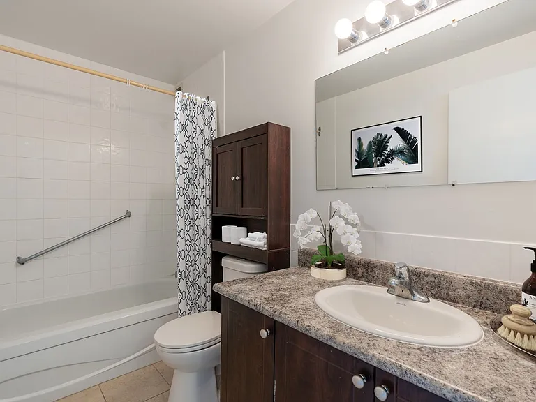 55 Caroline St N — Photo 7