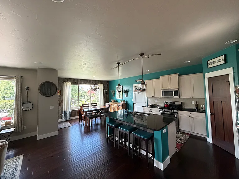 4871 Alpha Dr — Photo 3