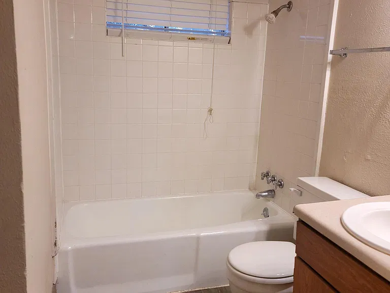 711 Royal Crest Dr — Photo 14