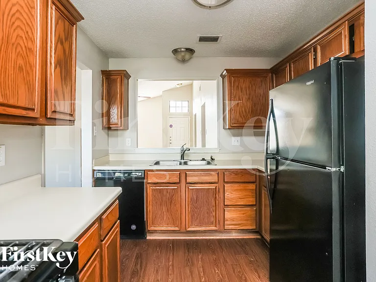 4368 Saugus Dr — Photo 7