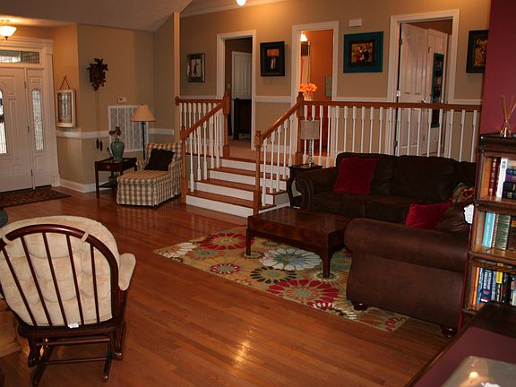 2nd image of 395 Oakleigh Dr