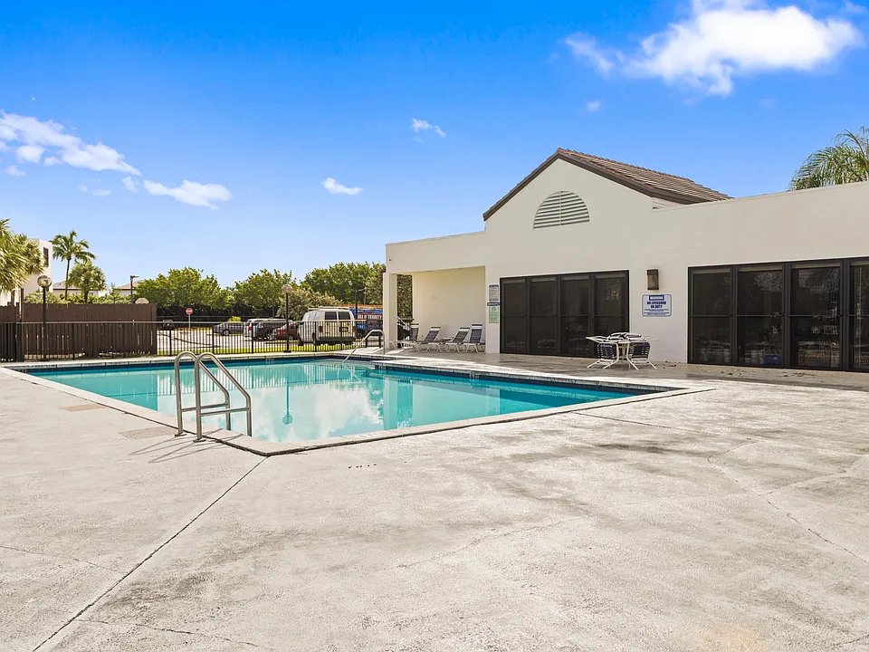 215 Lake Pointe Dr #105