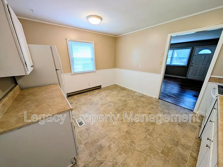 2202 Maywood St — Photo 7
