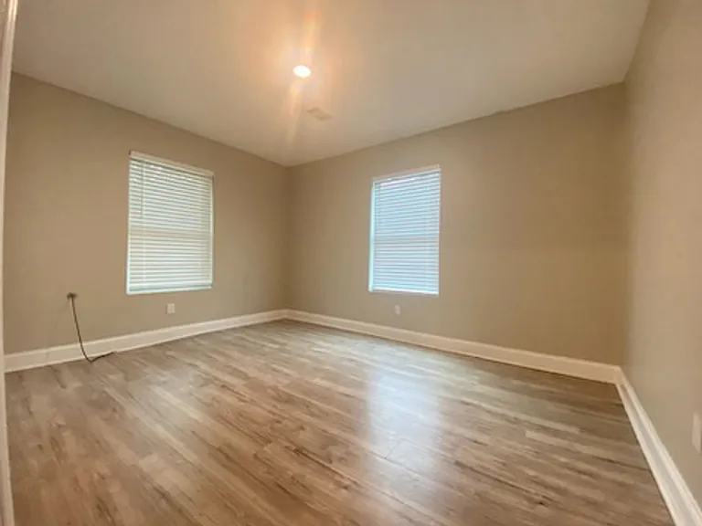 1528 Wellworth Ave — Photo 11
