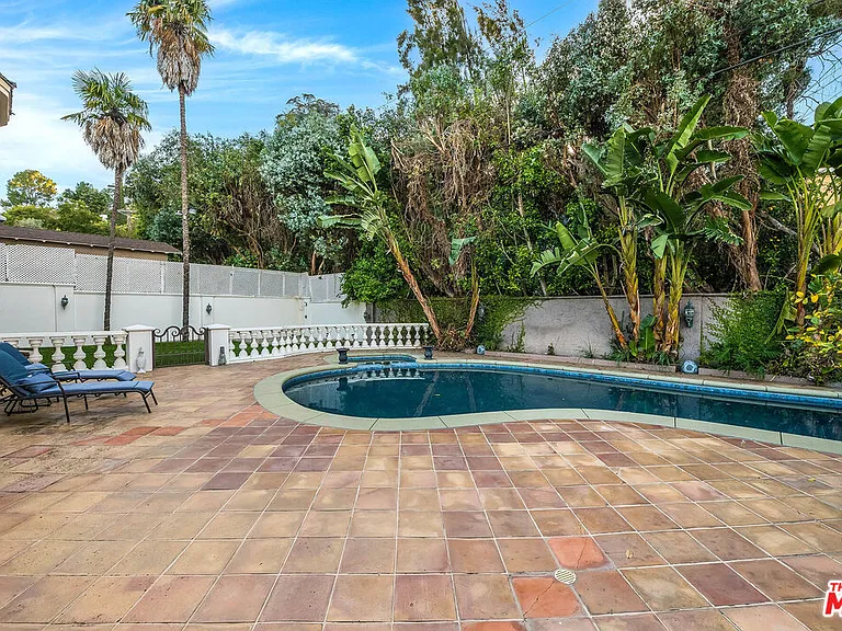 4063 Benedict Canyon Dr — Photo 26