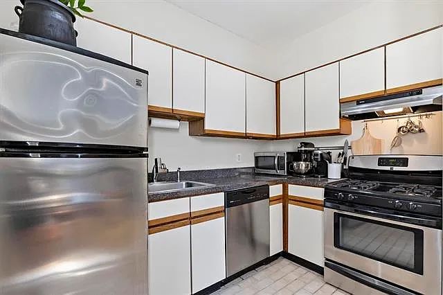 711 Willow Ave #4H — Photo 4