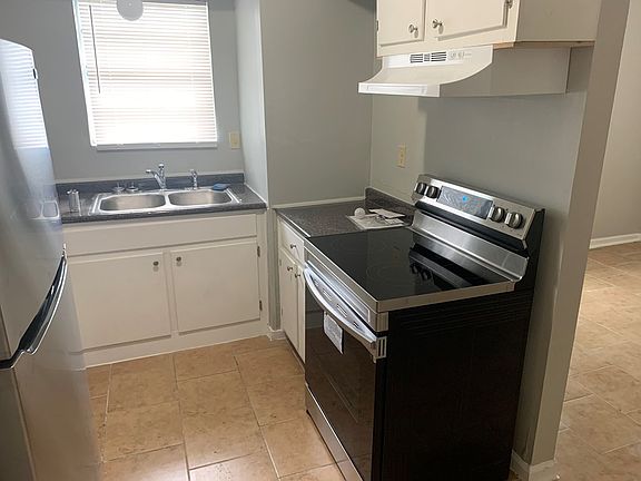 3rd image of 905 Foxwood Cir