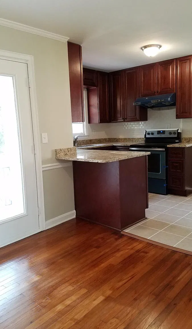 3 bed, 1.5 bath, 1260 sqft, $2,400 — Photo 2