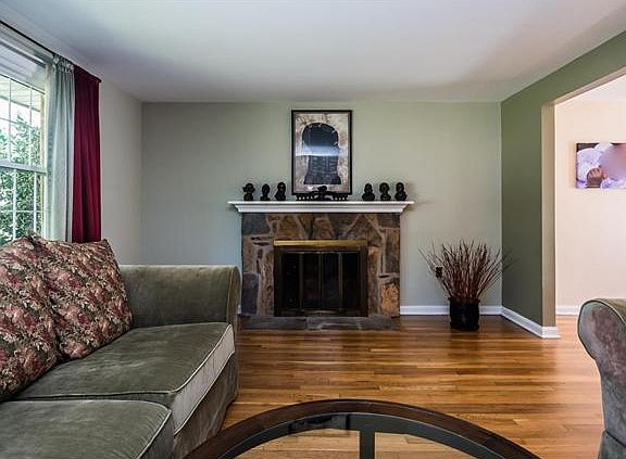 Lg picture window & stone fireplc - great features