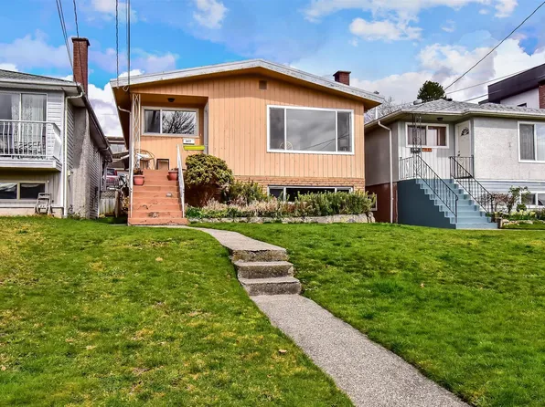 5477 Portland St, Burnaby, BC V5J 2R5