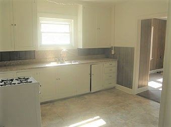 5th image of 126 1/2 W Union St
