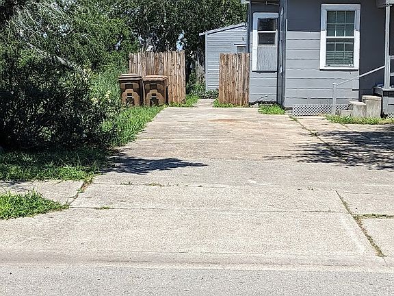 2nd image of 2637 Lynch St