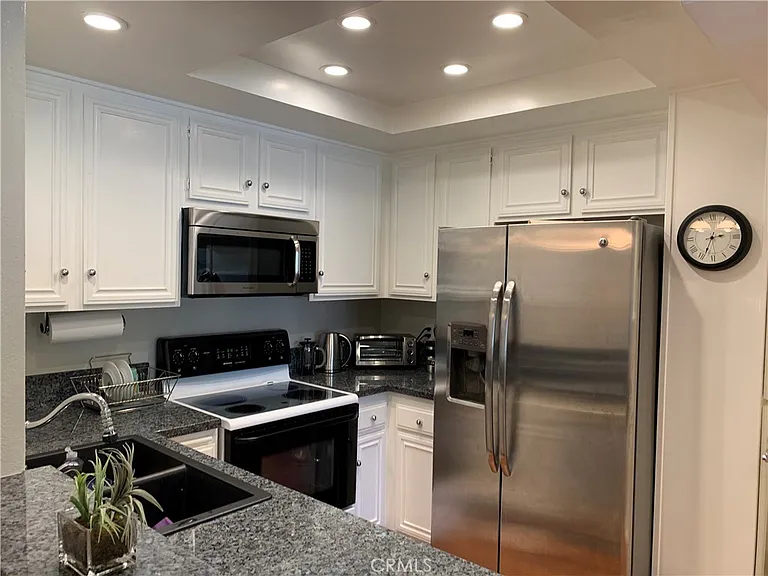 22100 Burbank Blvd #22100 — Photo 3
